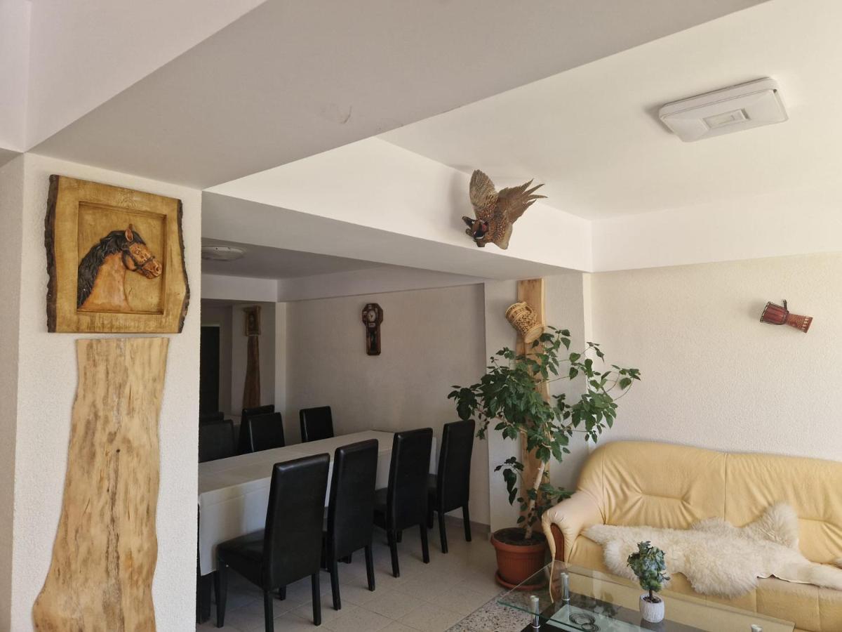 Casa De Vacanta Clara Maria คอมาร์นิค ภายนอก รูปภาพ